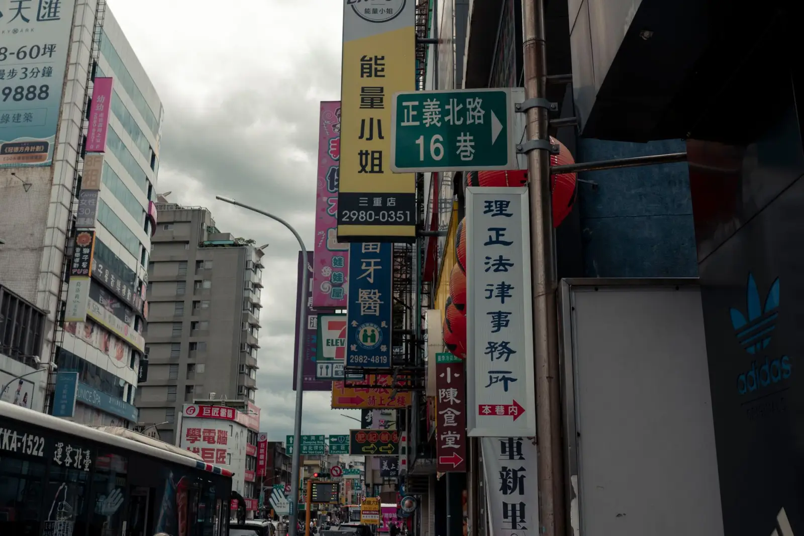 连云港中小企业广告物料定制:从设计到安装的全流程解析正文配图 1