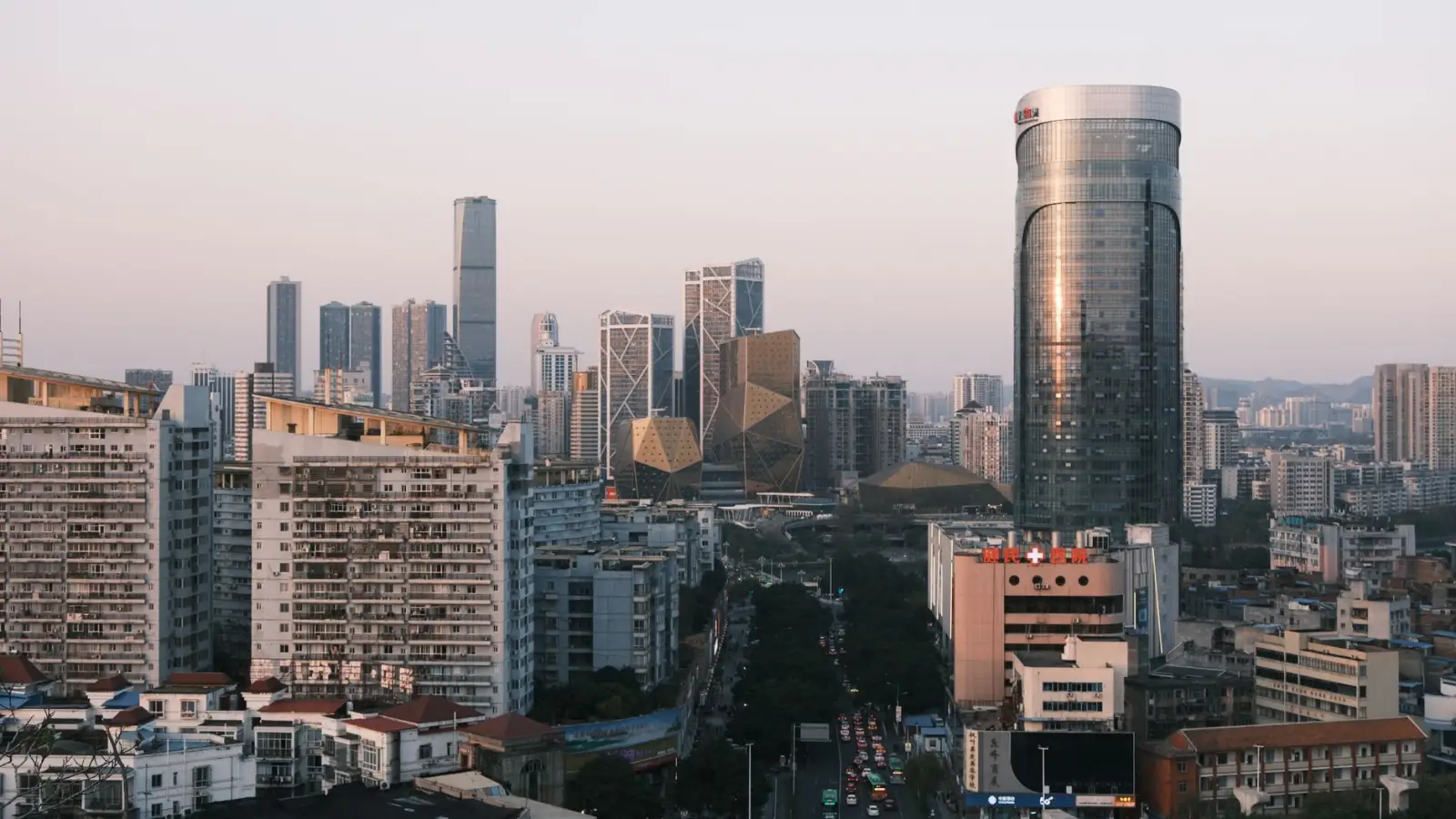 广告标识牌制作工艺对比：丝印与UV喷绘的适用场景分析