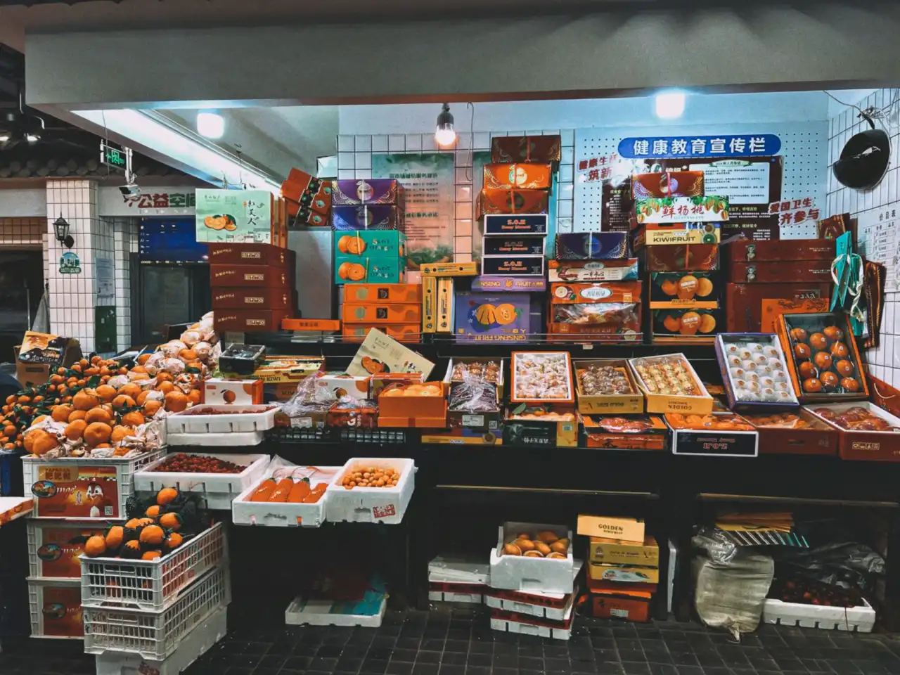 灌云标识标牌制作工艺对比：展恒广告服务部金属与亚克力材质选型建议