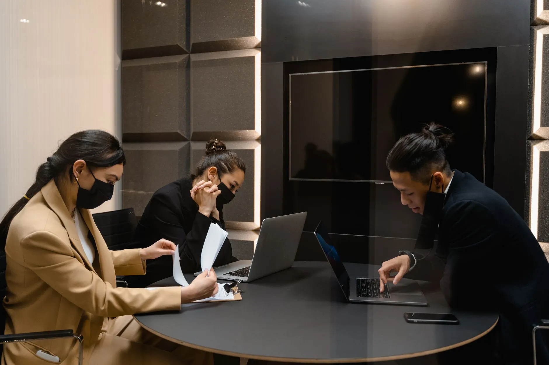 广告服务物料定制流程解析：从设计打样到批量交付的标准化管理