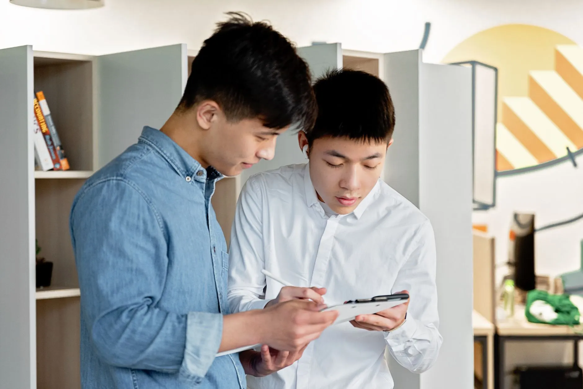 灌云县下车镇展恒广告服务部标识标牌制作工艺与材料对比分析