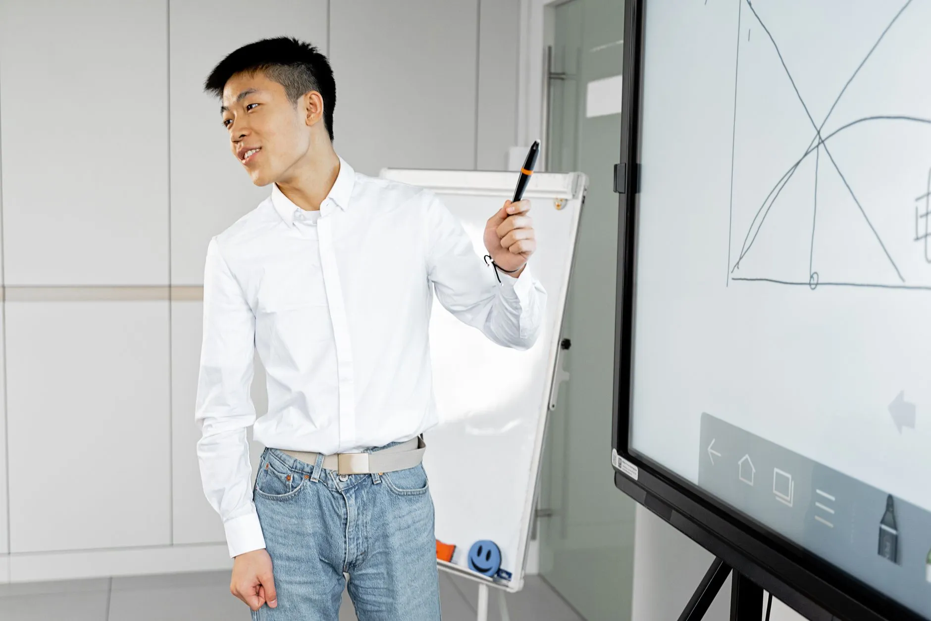 灌云广告服务中标识标牌定制解决方案及实际案例分享