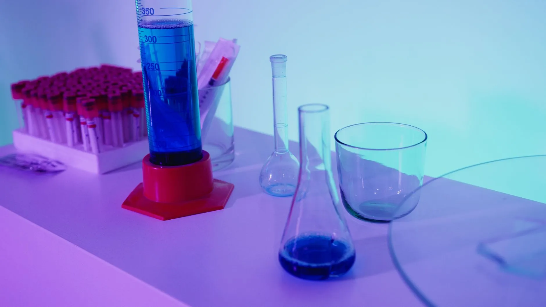 灌云标识标牌制作工艺对比：选材与耐用性分析