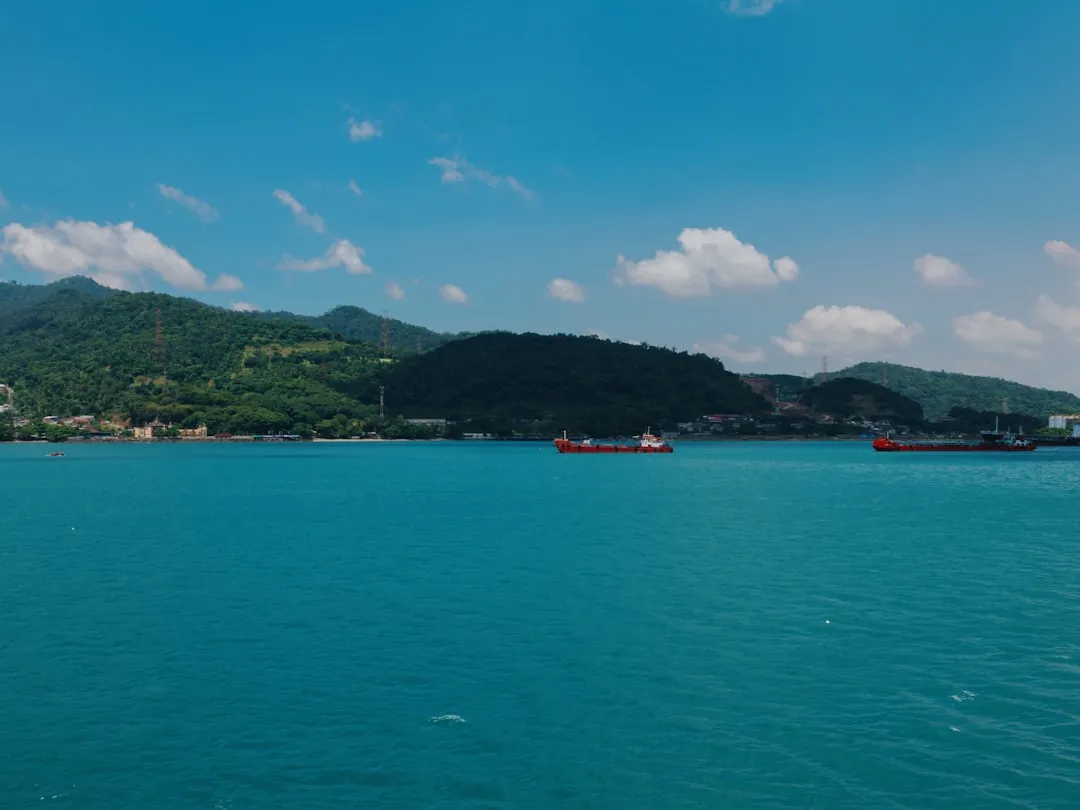 广告标识标牌制作中常见材料性能对比与选型指南
