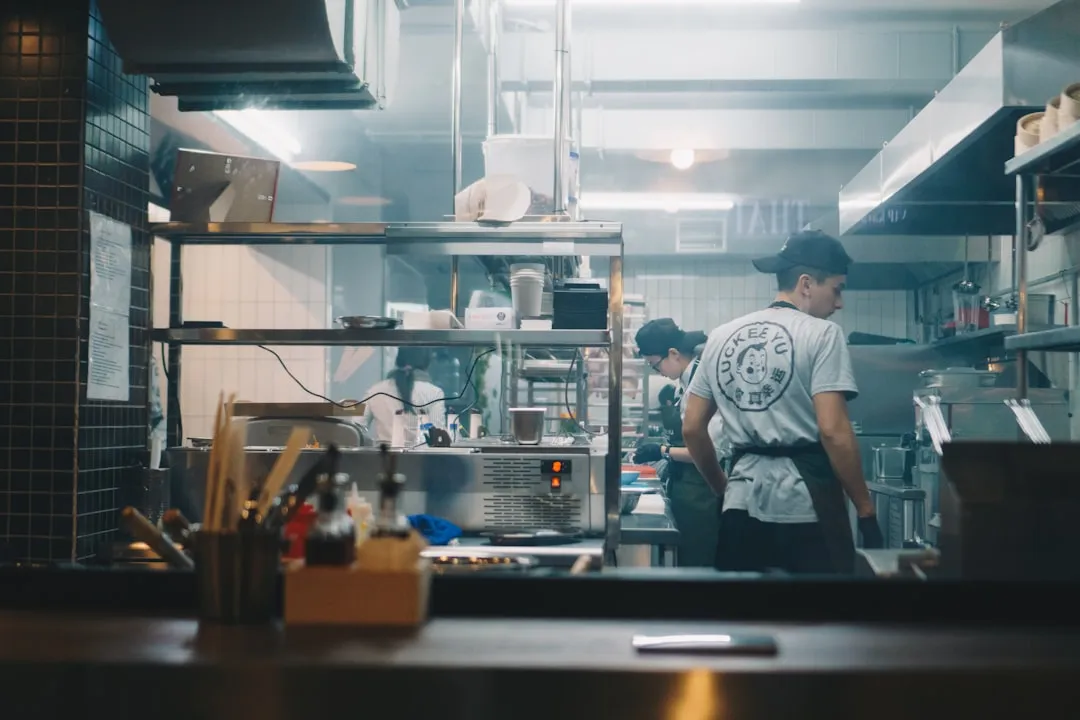 广告设计制作工艺对比：UV打印与传统丝印的适用场景
