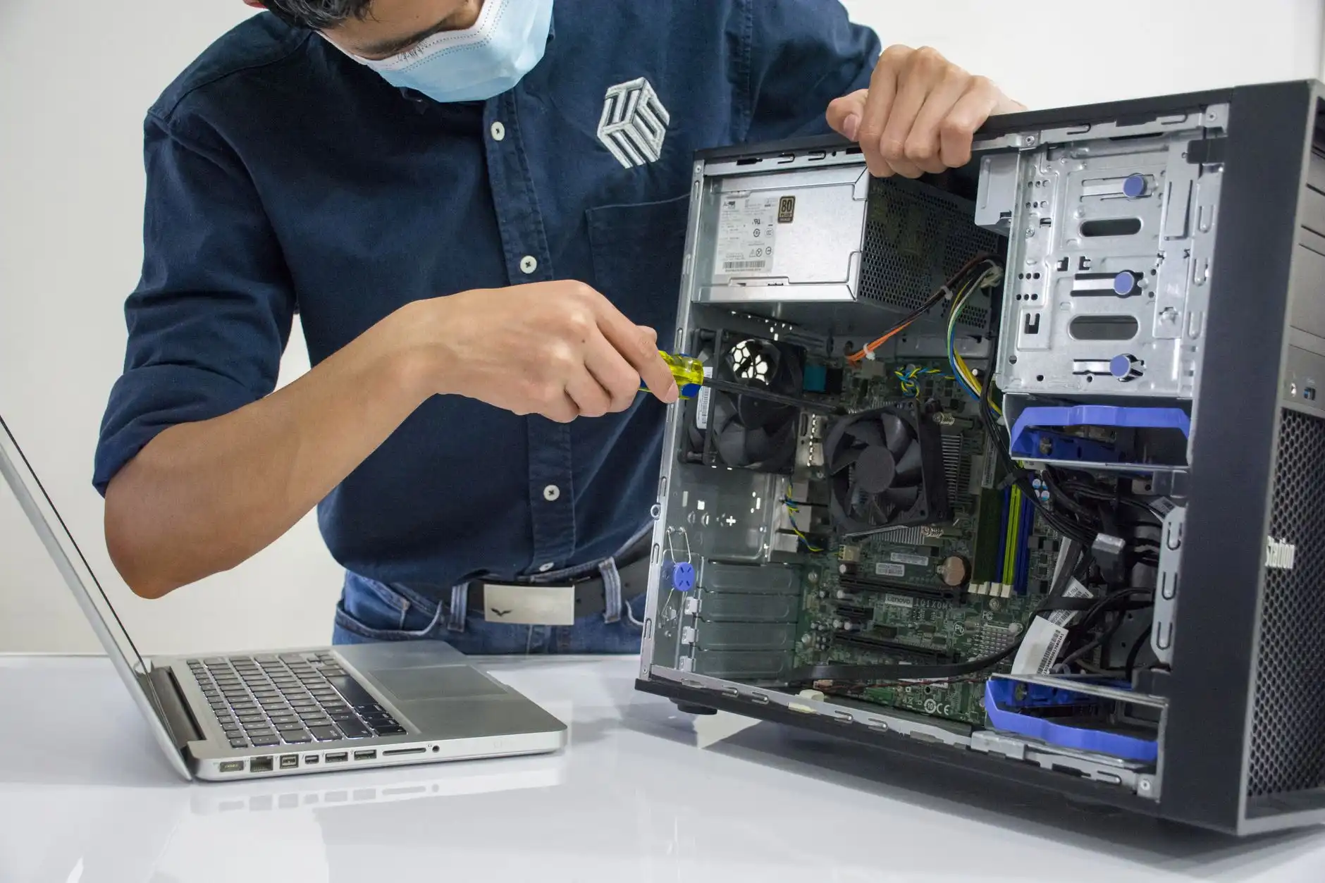 广告标识标牌制作中的材料选择与耐久性对比分析