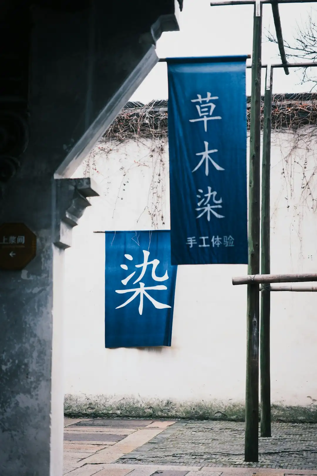 广告设计制作工艺对比：UV打印与传统丝印的适用场景